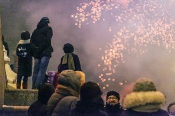 Санкт-Петербург: Салютные залпы под мирным небом Санкт-Петербург: Салютные залпы под мирным небом