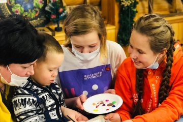 Россия: Конкурсанты «Большой перемены» нарисовали свои мечты на космическом скафандре