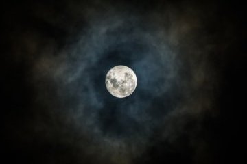 Санкт-Петербург: Лунное гало над Северной столицей