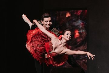 Санкт-Петербург: Искусство, спасающее мир Санкт-Петербург: Искусство, спасающее мир