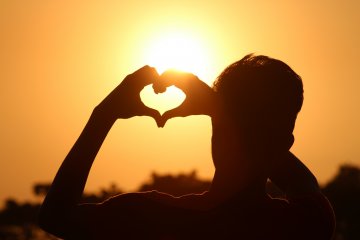 Мир: Складываем руки сердечком - теперь в эмодзи
