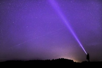 Россия: Космические поздравления с излучением сверхзвуковых звёзд