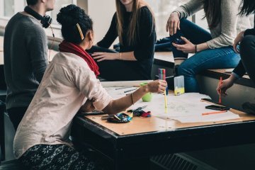 Россия: Как за шесть рукопожатий достичь успеха?