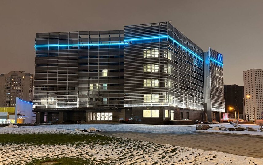 Первый вечер на новых станциях: как Петербург встречает «Путиловскую» и «Юго-Западную»